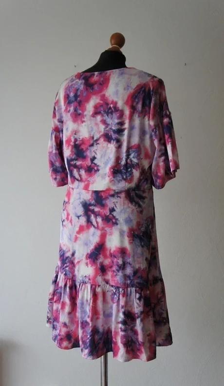 Elegantné saténové šaty s umeleckou potlačou, xl