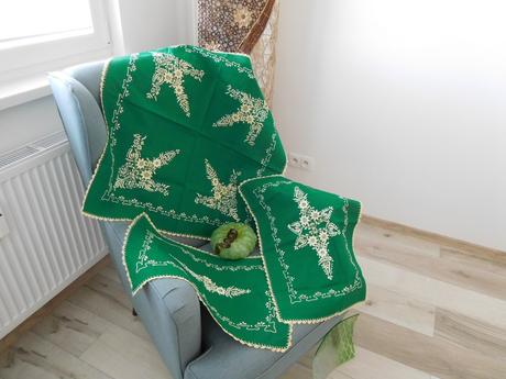 Smaragdovo zelený set obrusov ručne vyšívaný, 