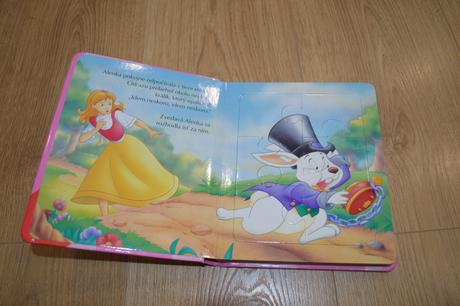 Knižka s puzzle alenka v krajine zázrakov,