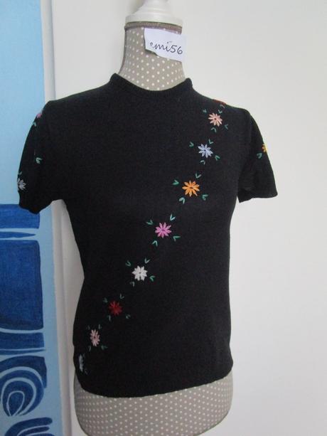 2425. tričko ručne vyšívané, s