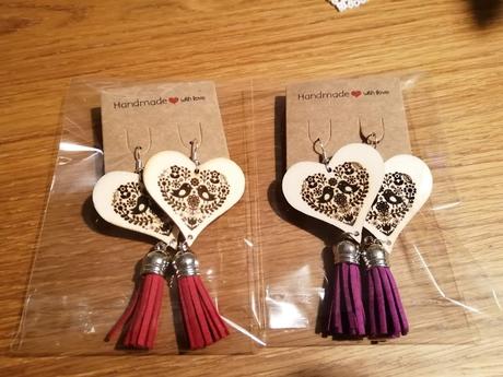 Drevené gravírované náušnice so strapcom,