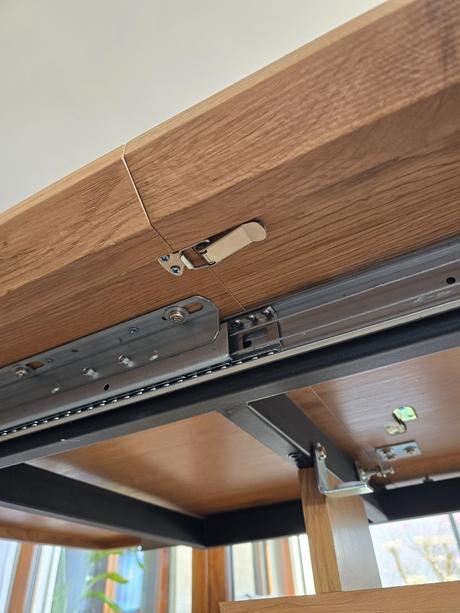 Rozkladací stôl + 5 sivých a 1 ružová stolička, 