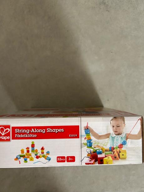 Hape navliekacie korále z geometrických tvarov,