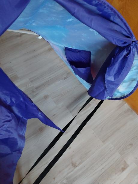 Krásny stan nad postel, 