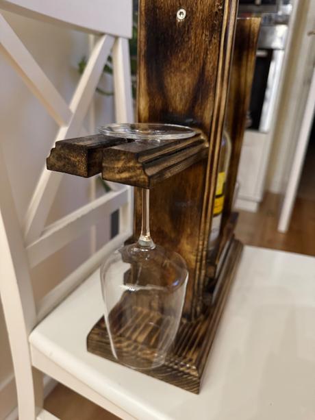 Stojan na víno a poháre,