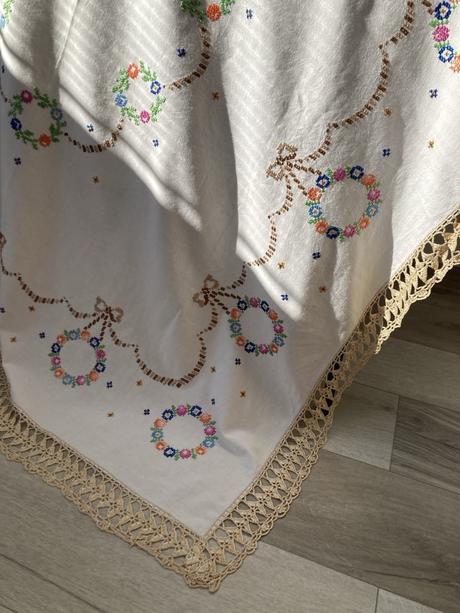 Krásny ľanový obrus s výšivkou krížikovou,, 