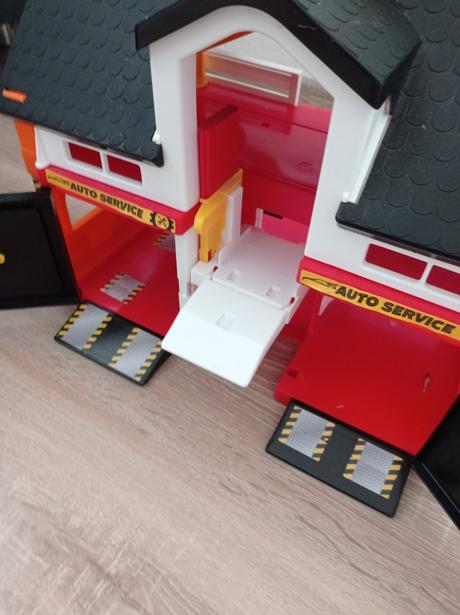 Poschodová autoopravovňa s výťahom a kladkou, 