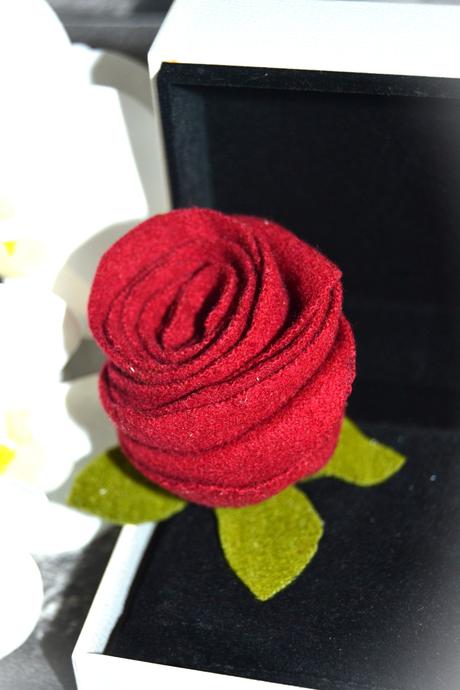 Viacvrstvová látková brošňa s kvetom červenej ruže,