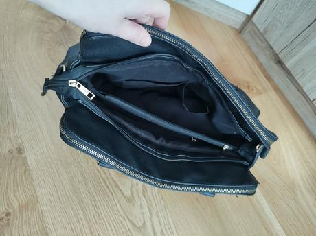Priestranná čierna kabelka, 