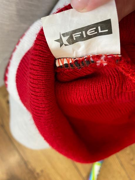 Čiapka s brmbolcom canada,