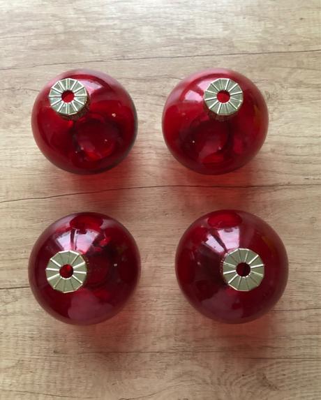 4 červené sklenené poháre vianočné gule, 