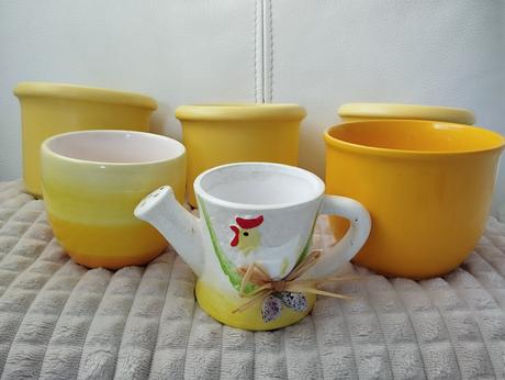 Kvetináče  keramické,obaly žltej  farby rôzne, 