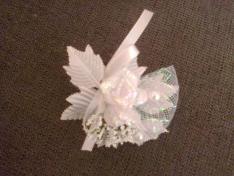 Brošňa - biela kytička,