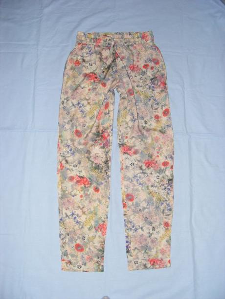 Kvietkavé nohavice zn. zara, zara,xs