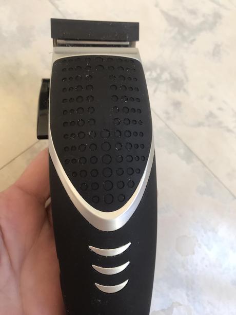 Zastrihávač na vlasy/fúzy,