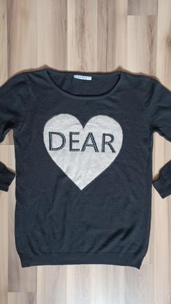 Sveter s nápisom a kamienkami, s