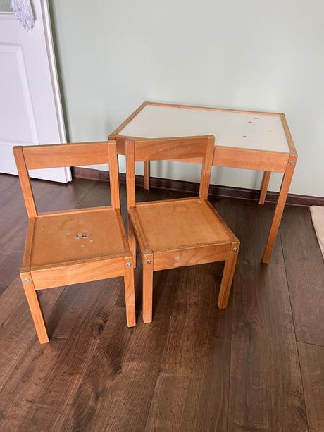 Kvalitný detsky drevený stôl a stoličky, 