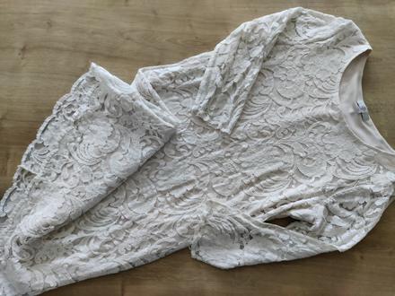 Krasne krajkované šaty, m