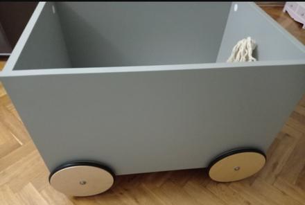 Drevený vozík na hračky, 