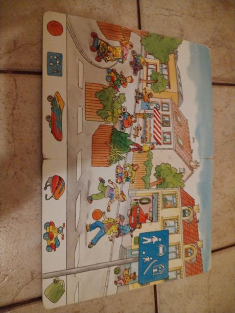 Knizka v cestnej premavke,