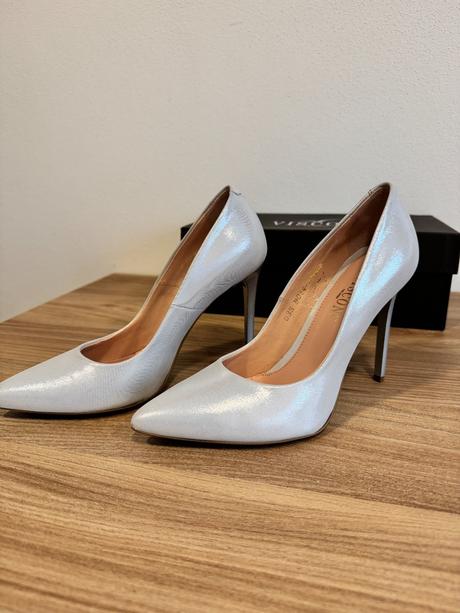 Strieborné lodičky, 35