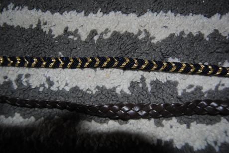 Kratšie zapletené tenké opasky,