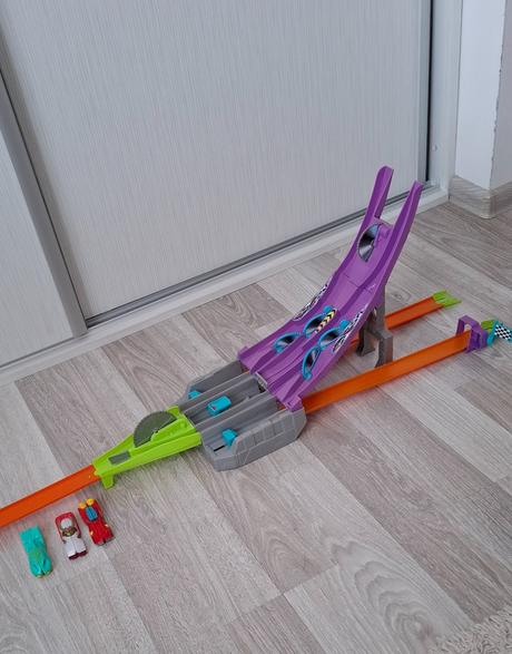 Hot wheels split speeders dráha s pílou,