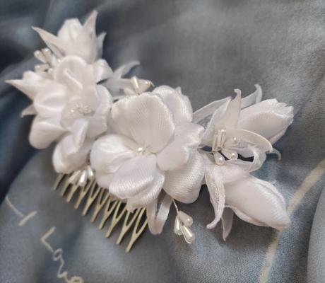 Nežné snehobiele kvety do vlasov,