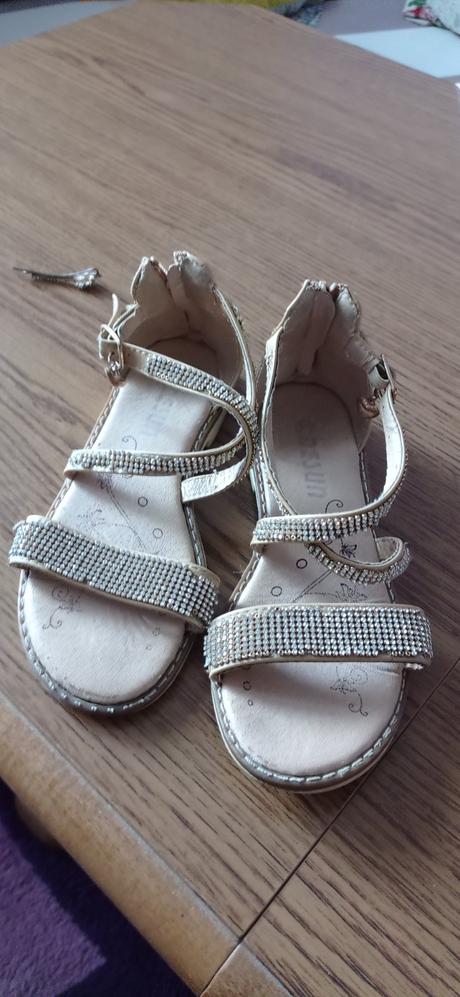 Dievcenské sandále, 33