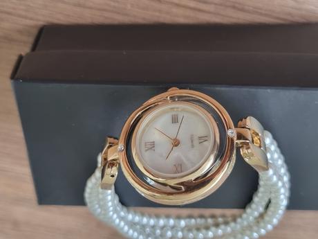 Pozlátené hodinky s perličkovým remienkom,