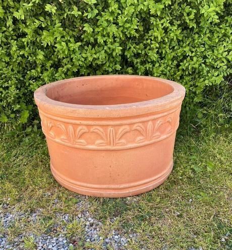 Terakotový kvetináč s ornamentom, 