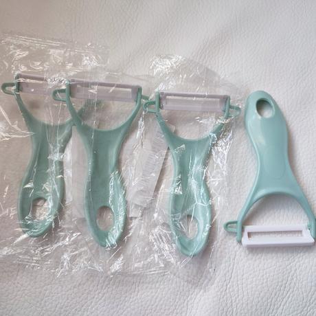 Škrabky keramické na zeleninu  nové, 