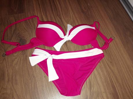 Krasne malinove plavky, 36