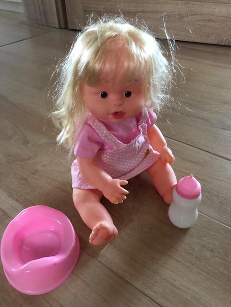 Bábika s fľaškou a nočníkom, 