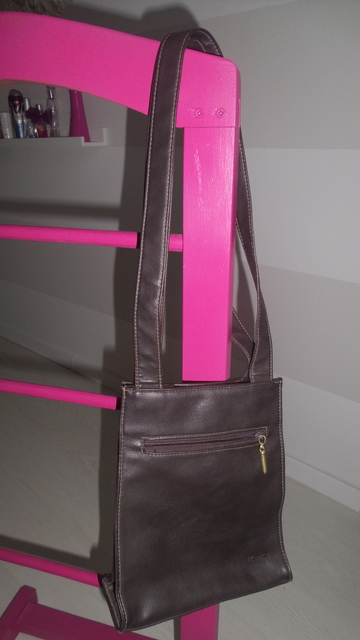 Mala kozena tmavohneda kabelka,