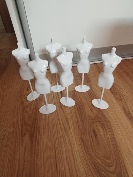 Barbie figuríny na šitie oblečenia,