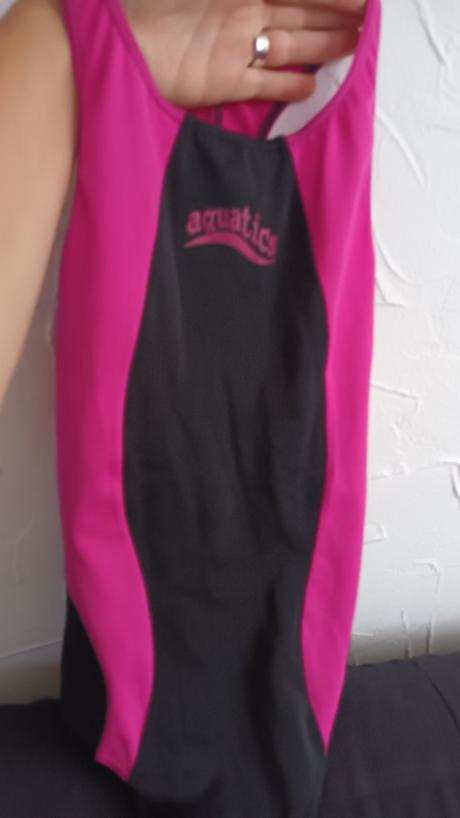 Jednodielné plavky s otvorom na chrbátiku, 146