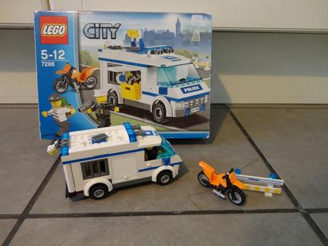 Lego policajné auto - preprava väzňa, 