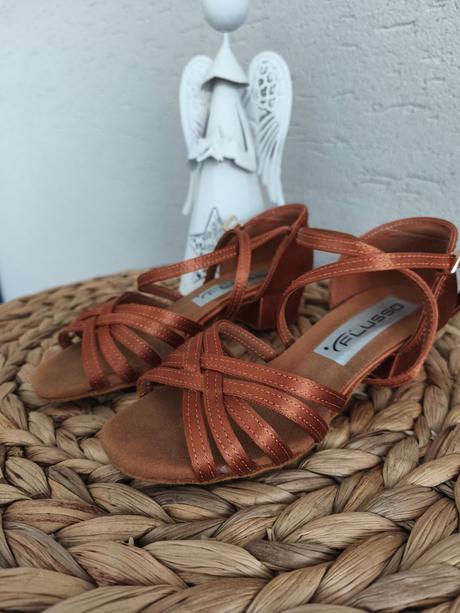 Tanečné topánky, 28