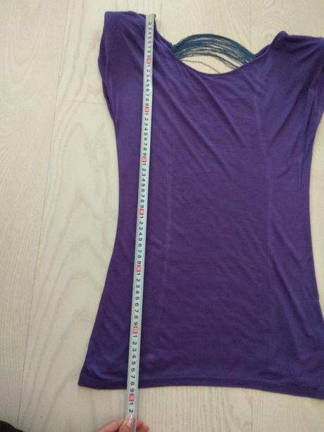 Fialove tričko s nitami na chrbate, s