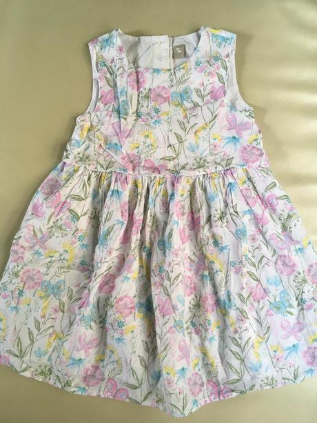 104/110 kvietkovane saty,4-5 r., tu,110