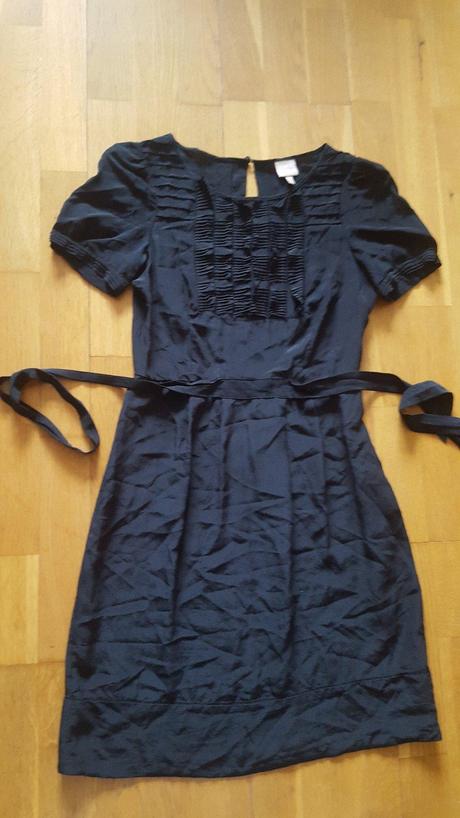 Jemné čierne šaty, 36