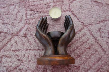 Svietnik na čajové sviečky - ruky, 