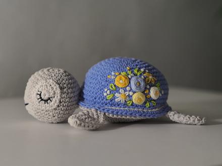 Korytnačka s vyšívanými kvietkami (rôzne farby), 