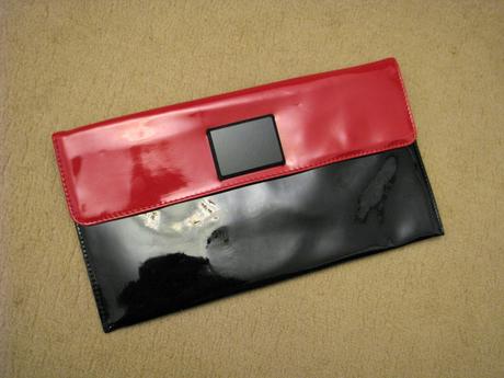 Čierno-červená lakovaná kabelka,