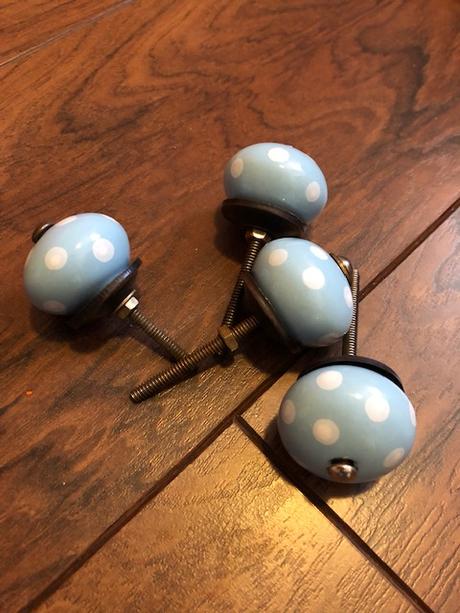 Modré úchytky - knopky,