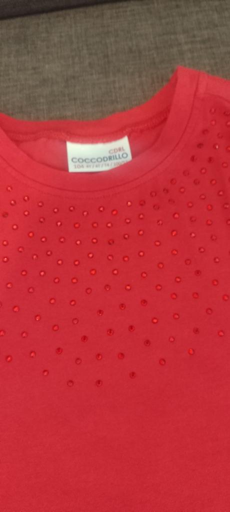 Červené tričko s trblietkami, 104