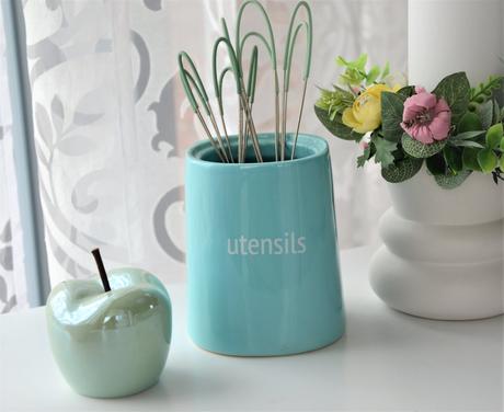 Keramická tirkys dóza na kuchynské náčinie,