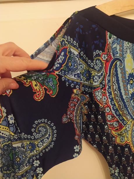 Butikové šaty s prestrihmi na pleciach, 42