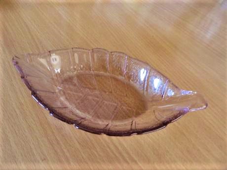 Sklenená starožitná mištička,